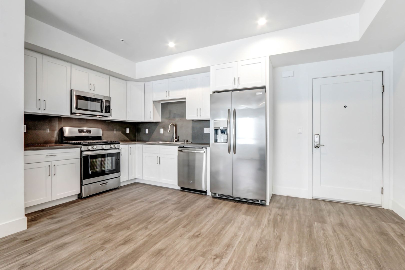Van Nuys Apartment: 13654 Bassett Street