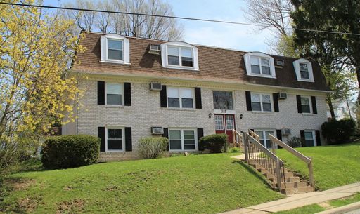 1 bedroom apartment, all electric, with Carport