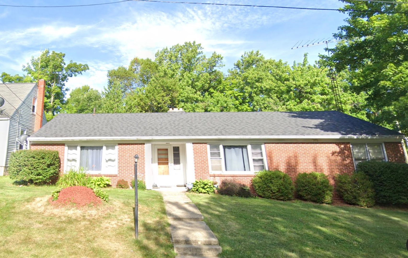 Mansfield Apartment: 116-118 Grasmere Ave