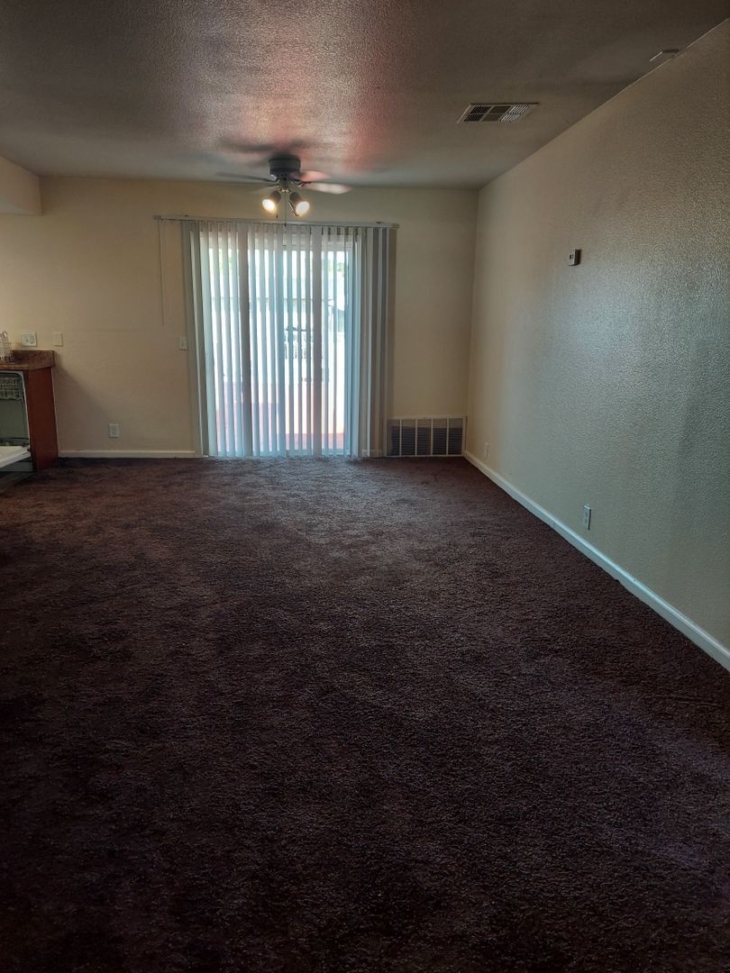 Indio Apartment: 82435 Requa Ave