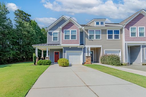 Price Improvement! END UNIT Townhome in Duncan, Convenient to Shops and Restaurants