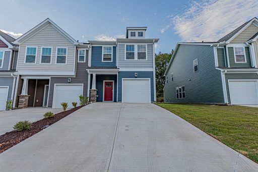 Townhome in Moore Hwy 290! Private Backyard!