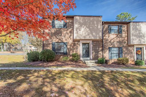 Great Location in Taylors with Community Pool and Tennis Courts! – photo 1