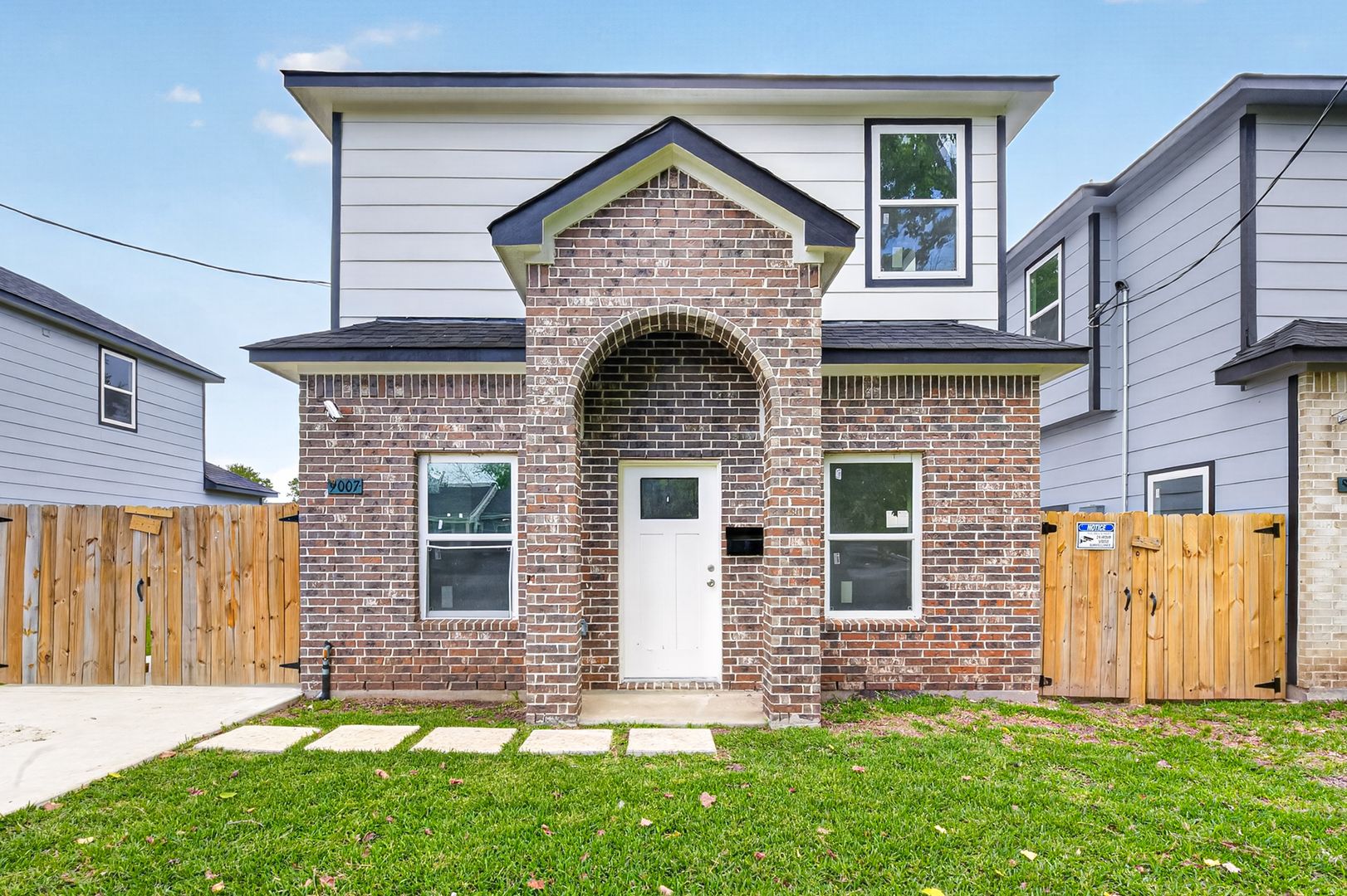 Houston House: 9007 Hilda St,