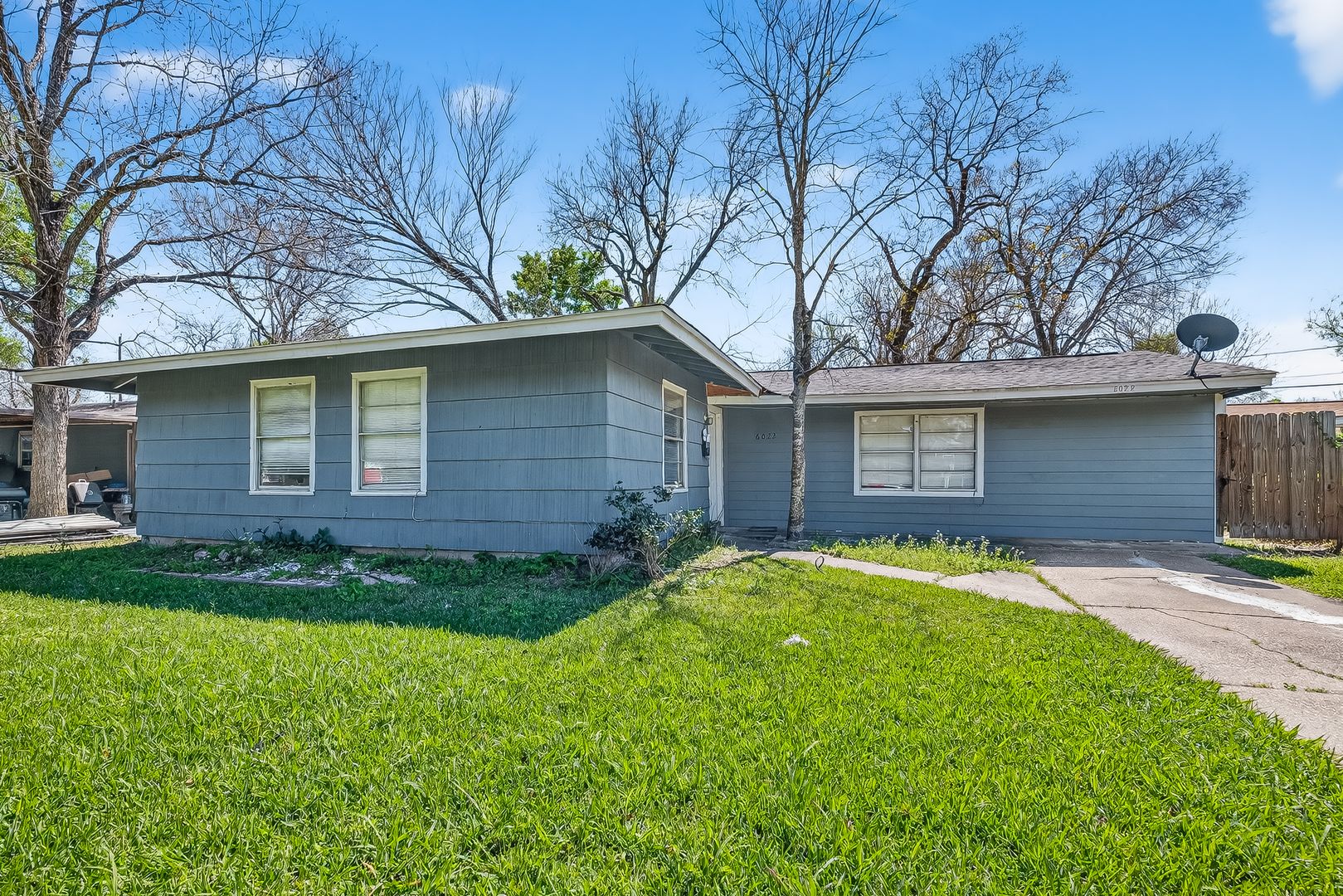 Houston House: 6022 Lyndhurst St.