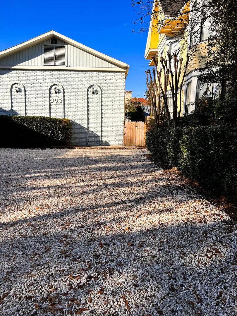 Houston Apartment: 306 Hawthorne St.