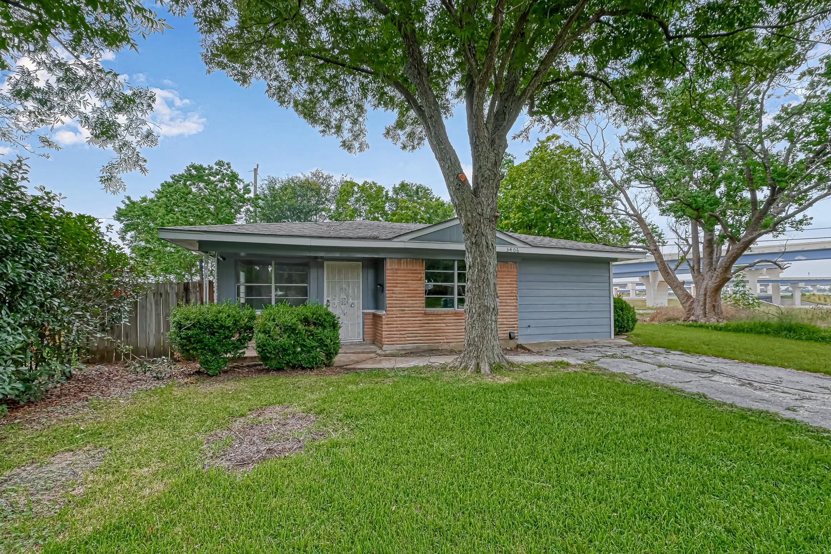 Houston House: 3406 Saint Benedict St.