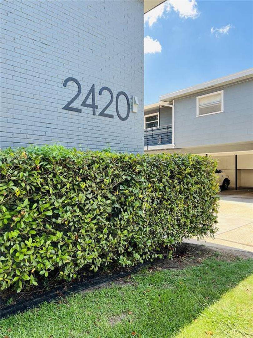 Houston Apartment: 2420 McDuffie St.