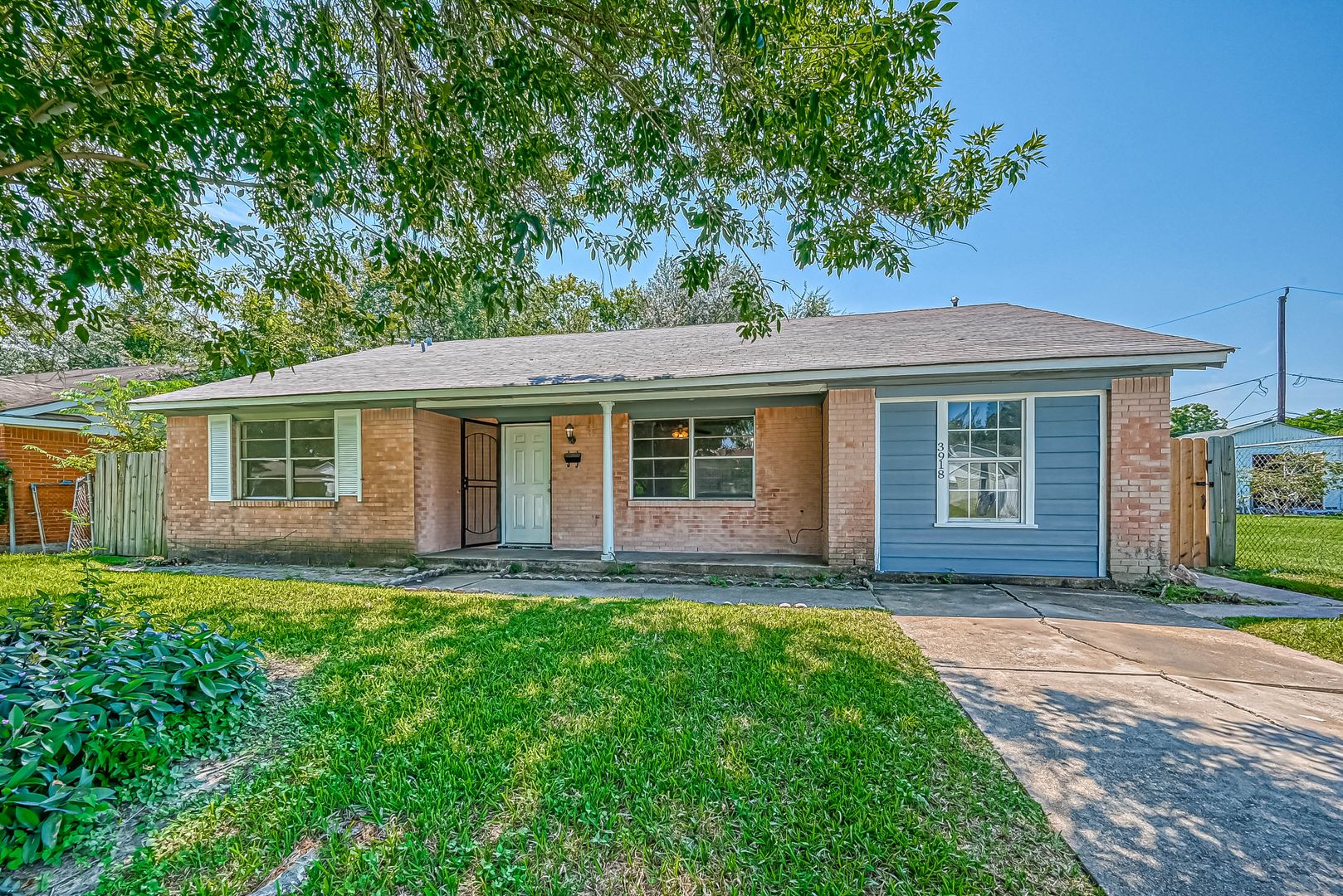 Houston House: 3918 Tavenor Ln.