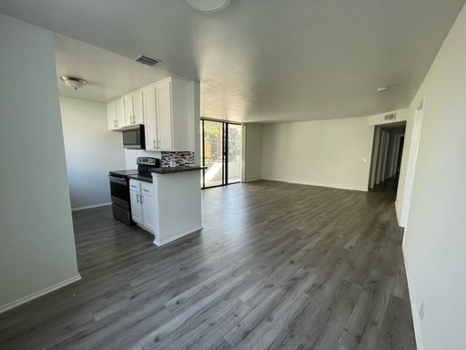 Highland Park 3 Bedroom 3 Bathroom – photo 1