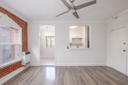 *BEAUTIFUL NEWLY RENOVATED APARTMENT - AVAILABLE NOW!!* – photo 1