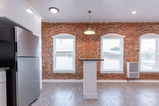 Studio with Exposed Brick – photo 1