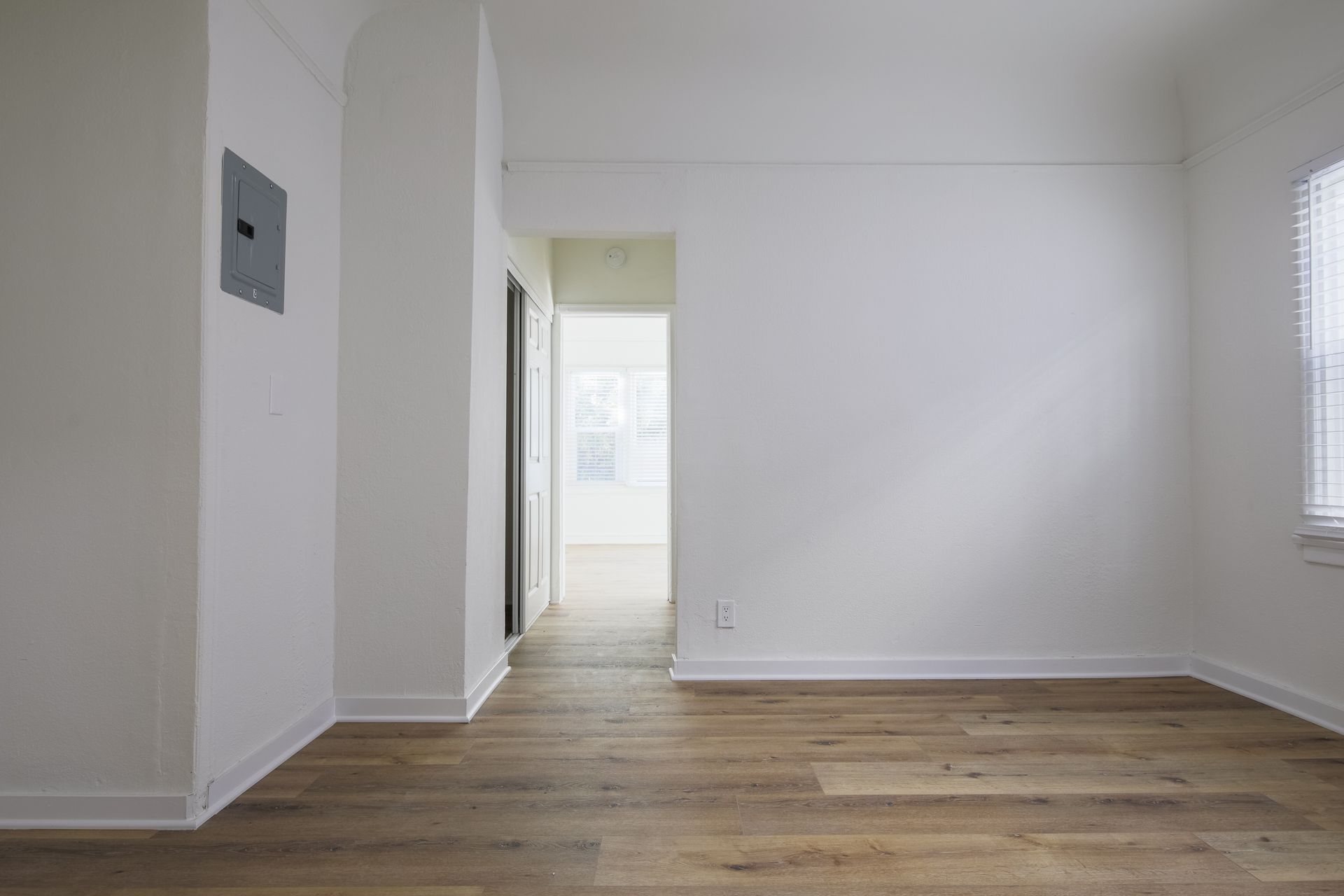 Los Angeles Apartment: 132 S Westmoreland