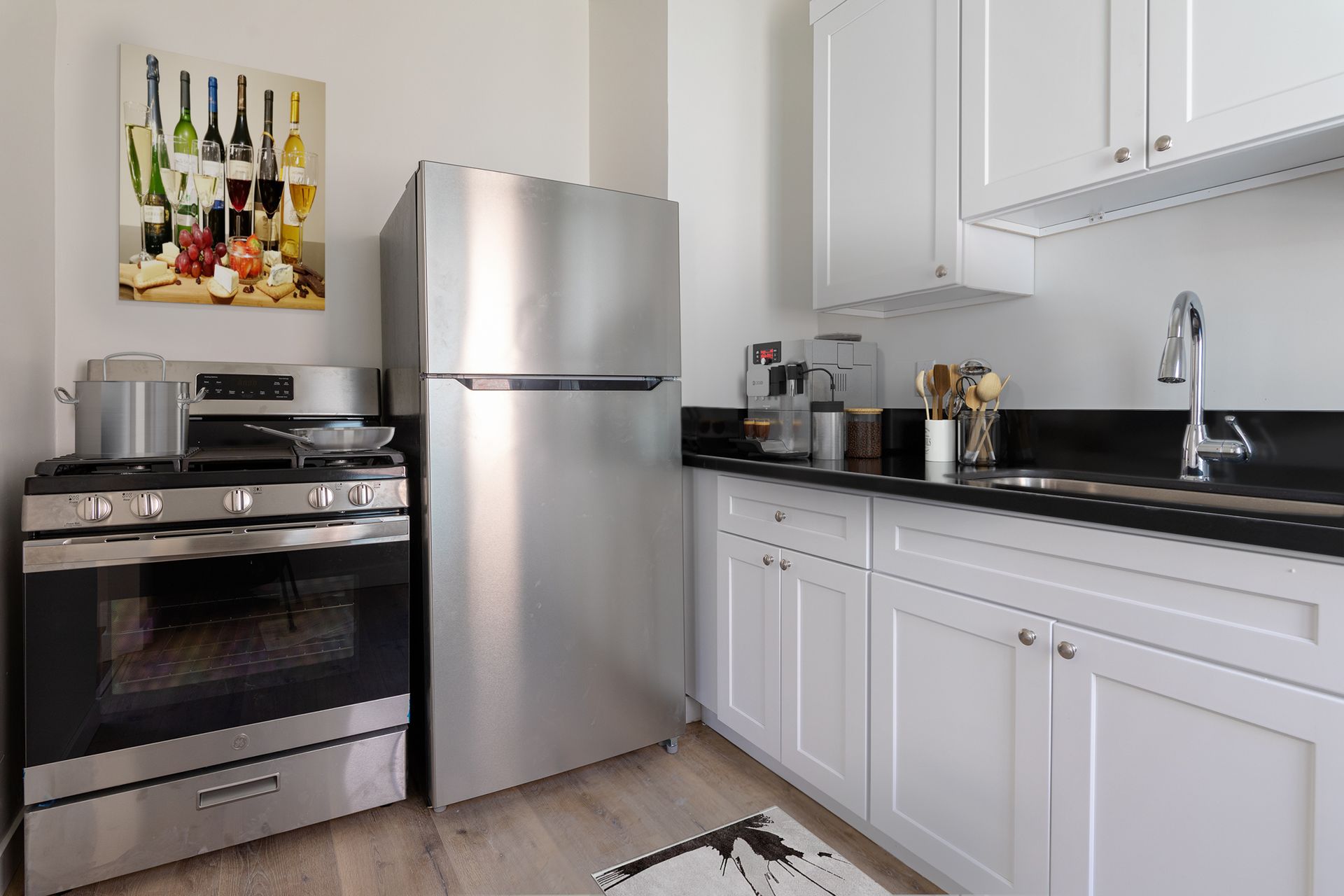 Los Angeles Apartment: 727 S Mariposa Ave