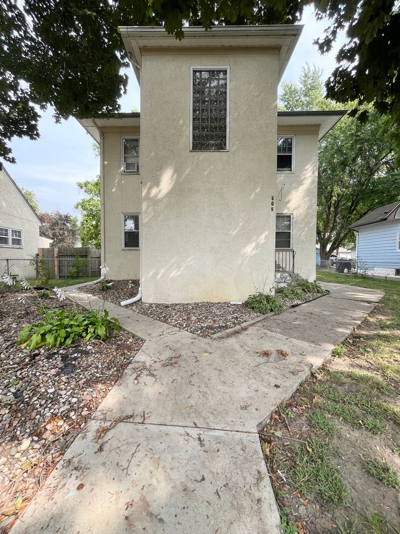 Sioux Falls Apartment: 608 S Walts Ave