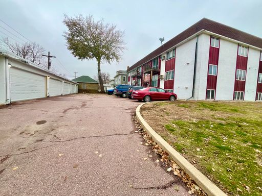 Extremely Spacious 1 Bedroom Apartment Near Downtown!! – photo 1