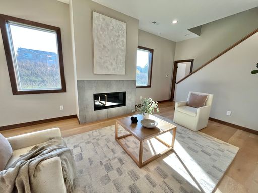 Stunning 5 Bed/2.5 Bath Twinhome! – photo 1