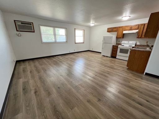 Rent Special - 2 Bed/1 Bath 2nd Floor Apartment Near Augustana! – photo 1