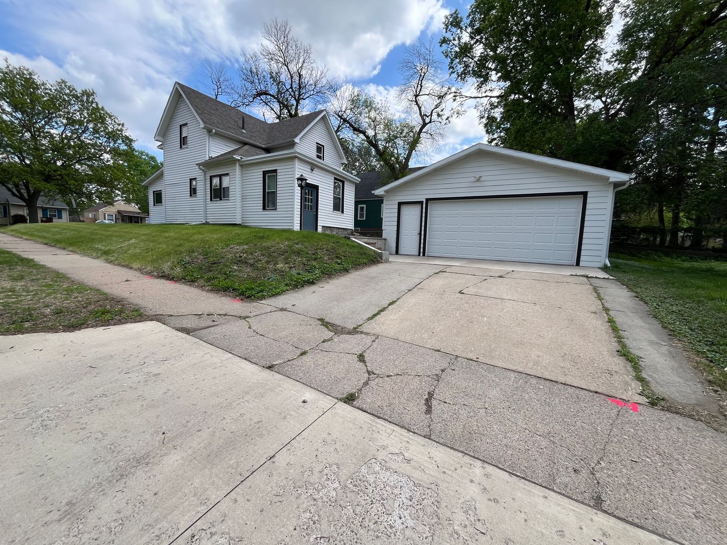 Sioux Falls House: 1907 S Prairie Ave