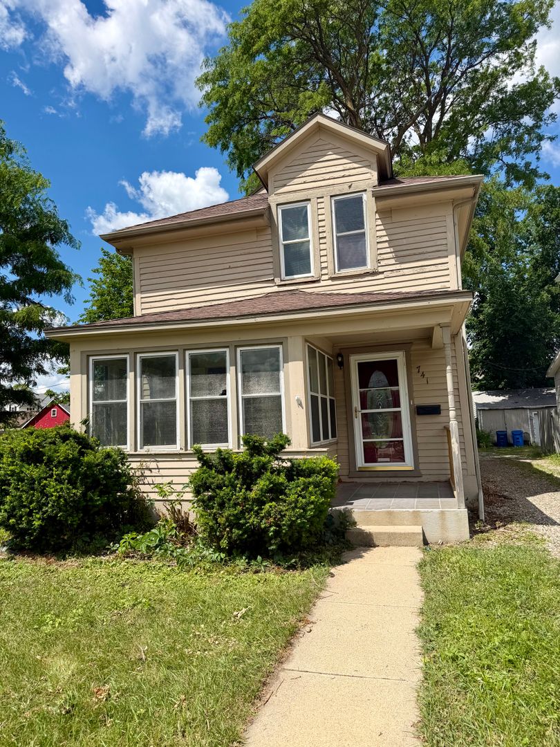 Sioux Falls House: 741 S 1st Ave