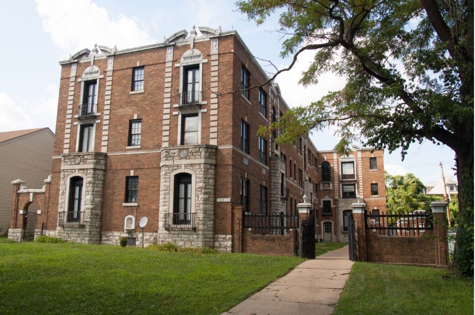 Saint Louis Apartment: 5345 Cabanne Ave