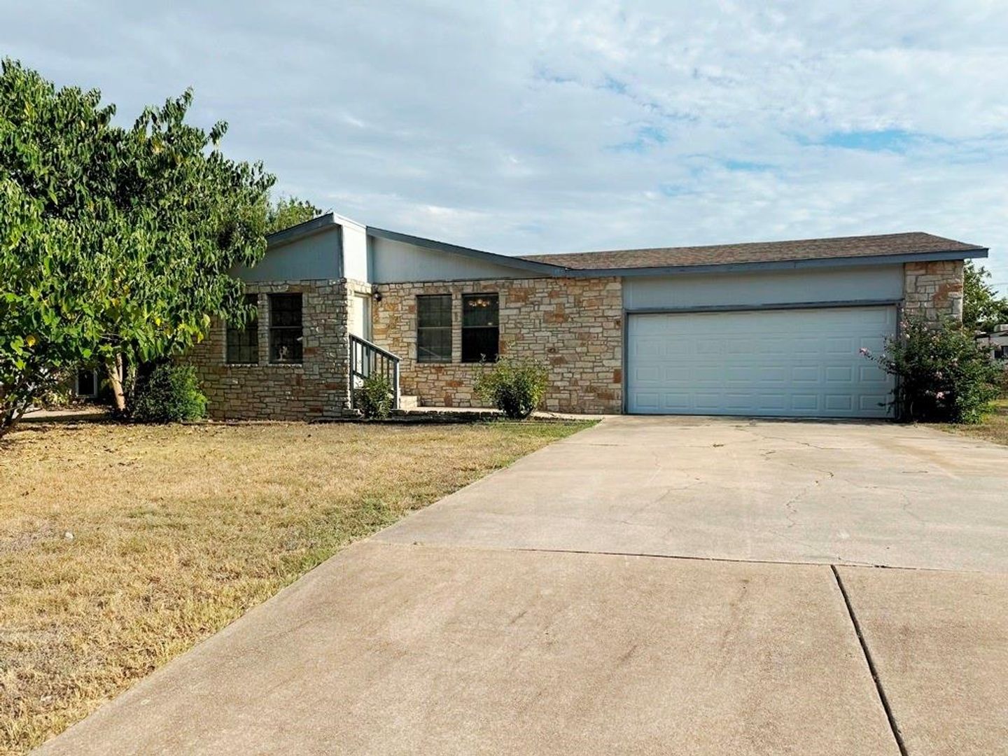 Leander House: 600 Seminole Rd.