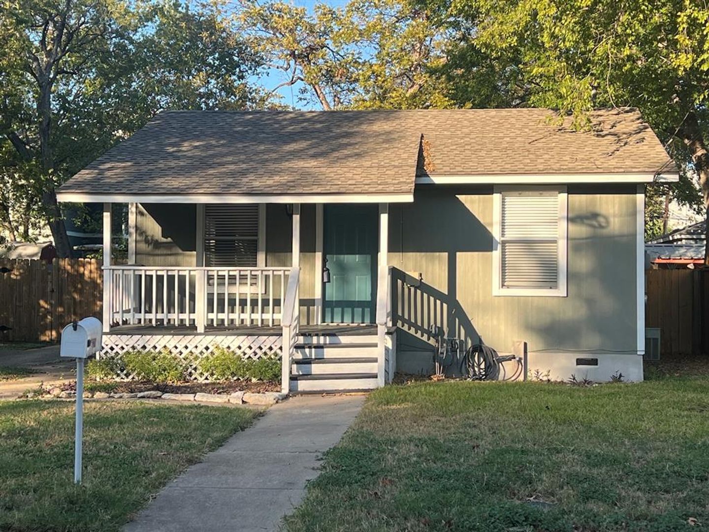 Austin House: 928 E 56th St