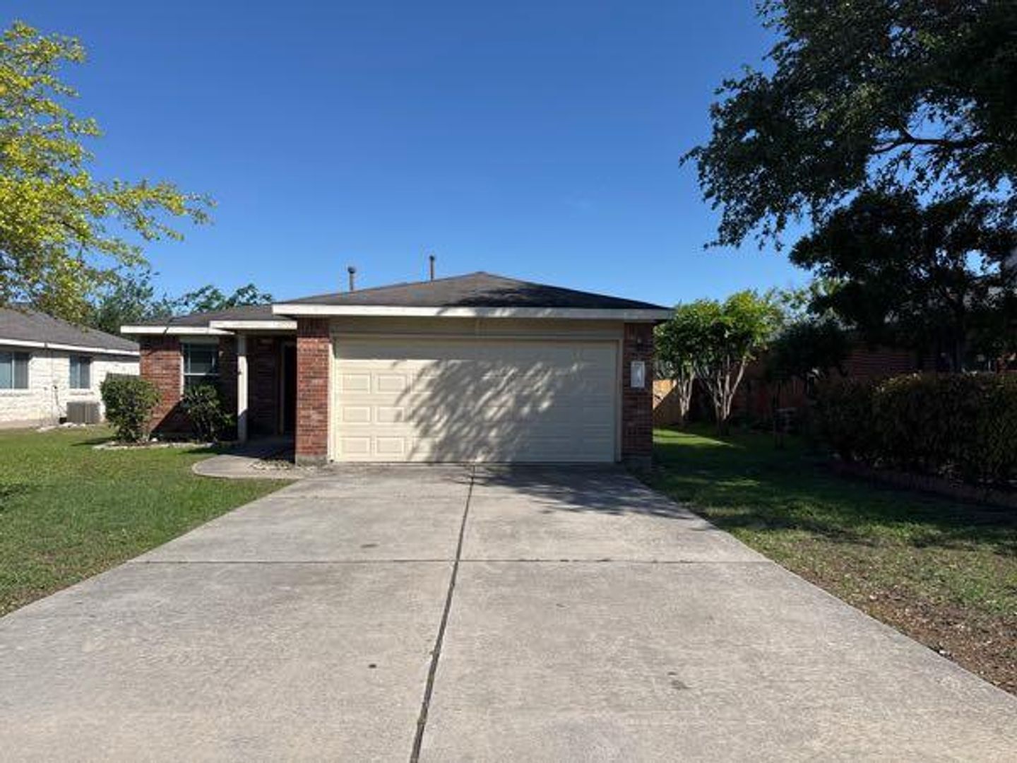 Kyle House: 113 Salado Dr.