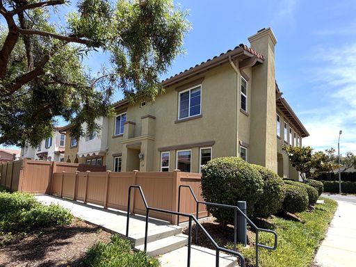 ***$250 MOVE-IN DISCOUNT*** Light & Bright Townhome in Desirable Oak Drive Villas! – photo 1