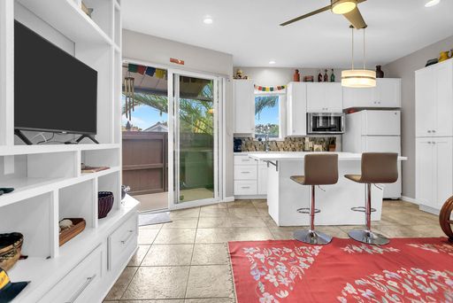Unique opportunity to live in Bird Rock in gorgeous one bedroom unit! – photo 1