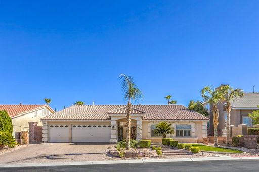 Rare Beautiful 1 story Gated w/ Basement! Pool, Spa and Tiki Bar! – photo 1