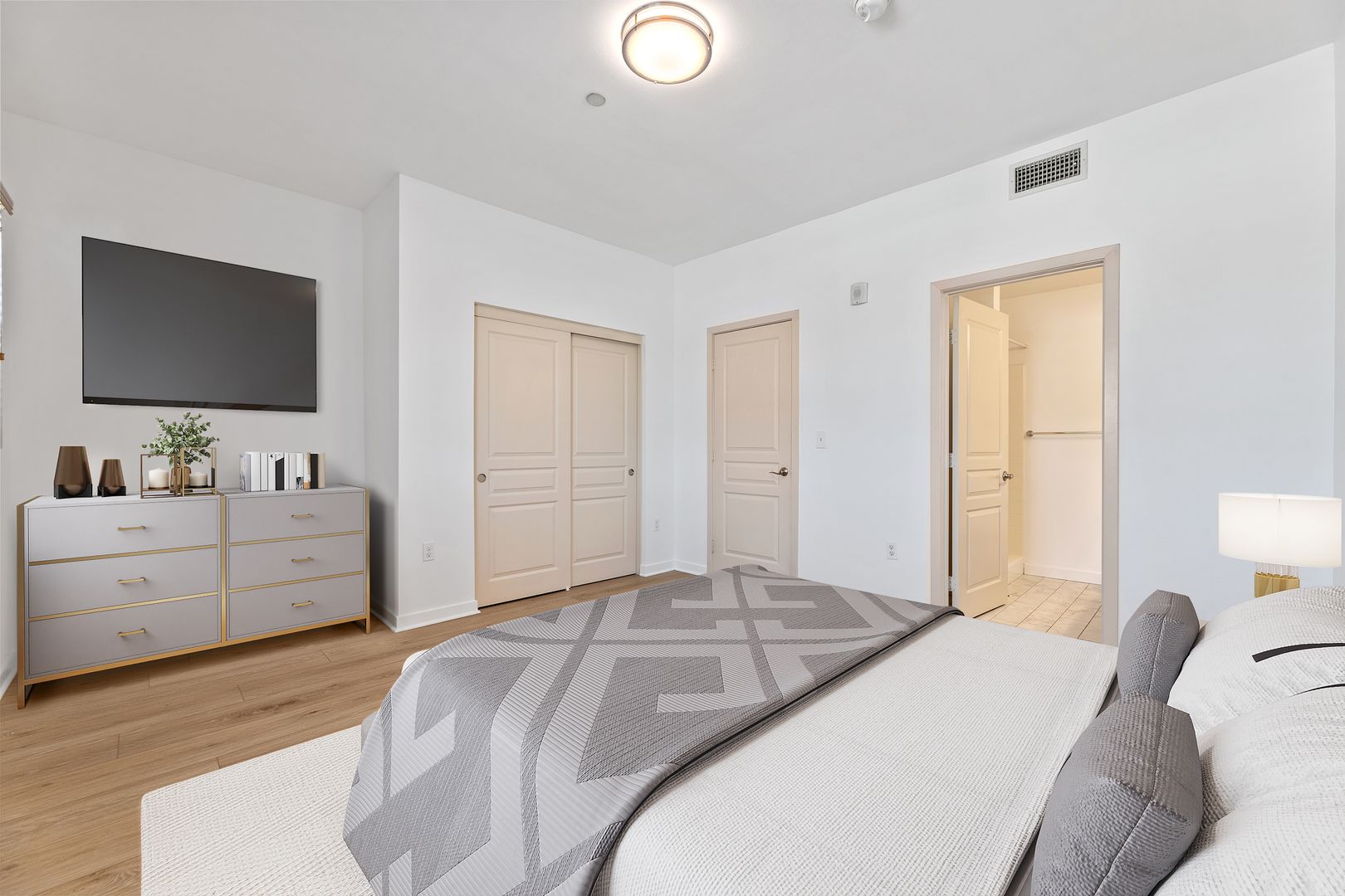 Van Nuys Apartment: 13439 Burbank Blvd