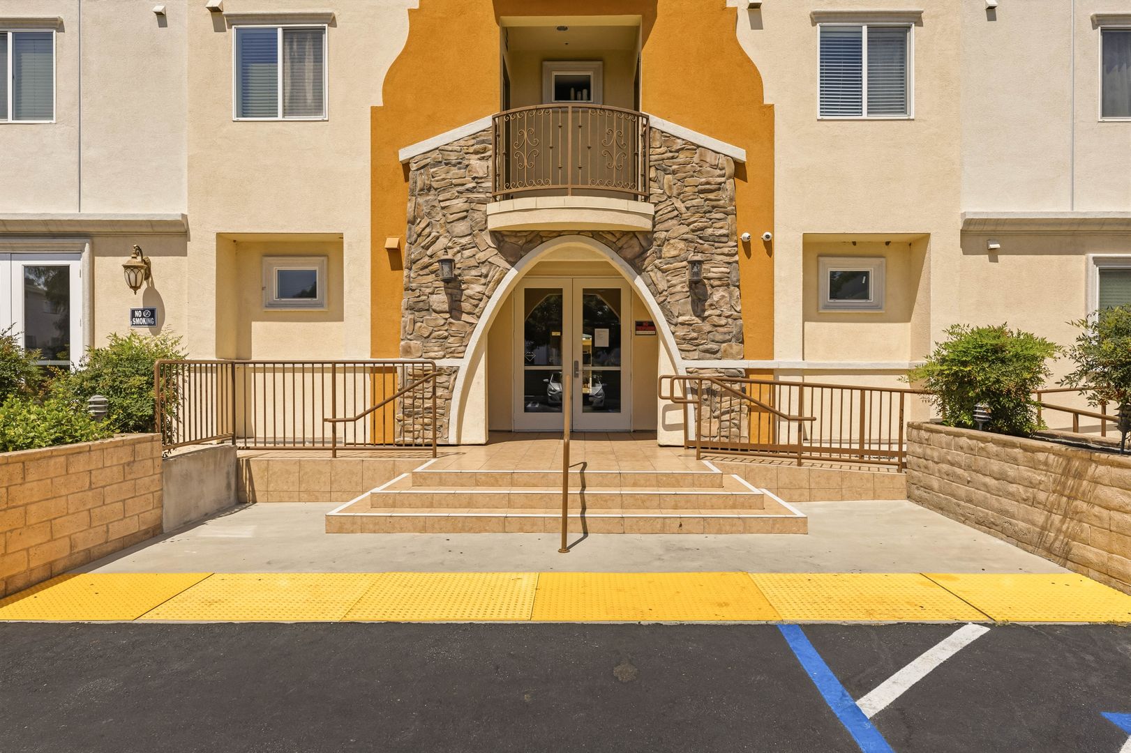 Chatsworth Apartment: 10227 Mason Ave