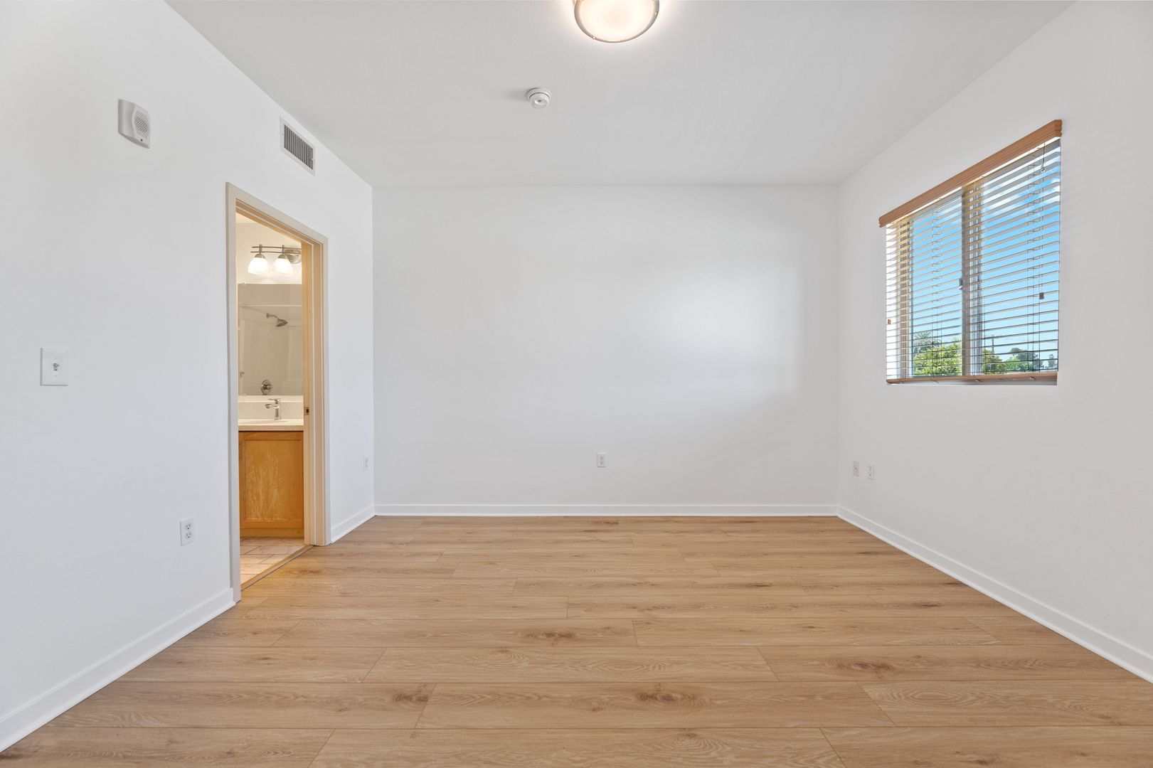 Burbank Plaza Townhomes 7 of 9