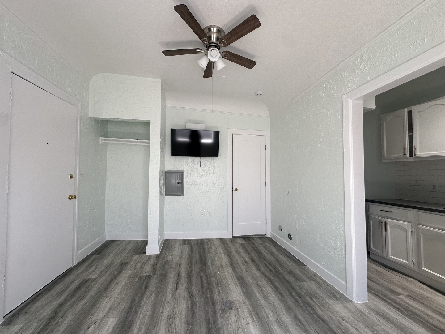 Los Angeles Apartment: 440 E 27th Street