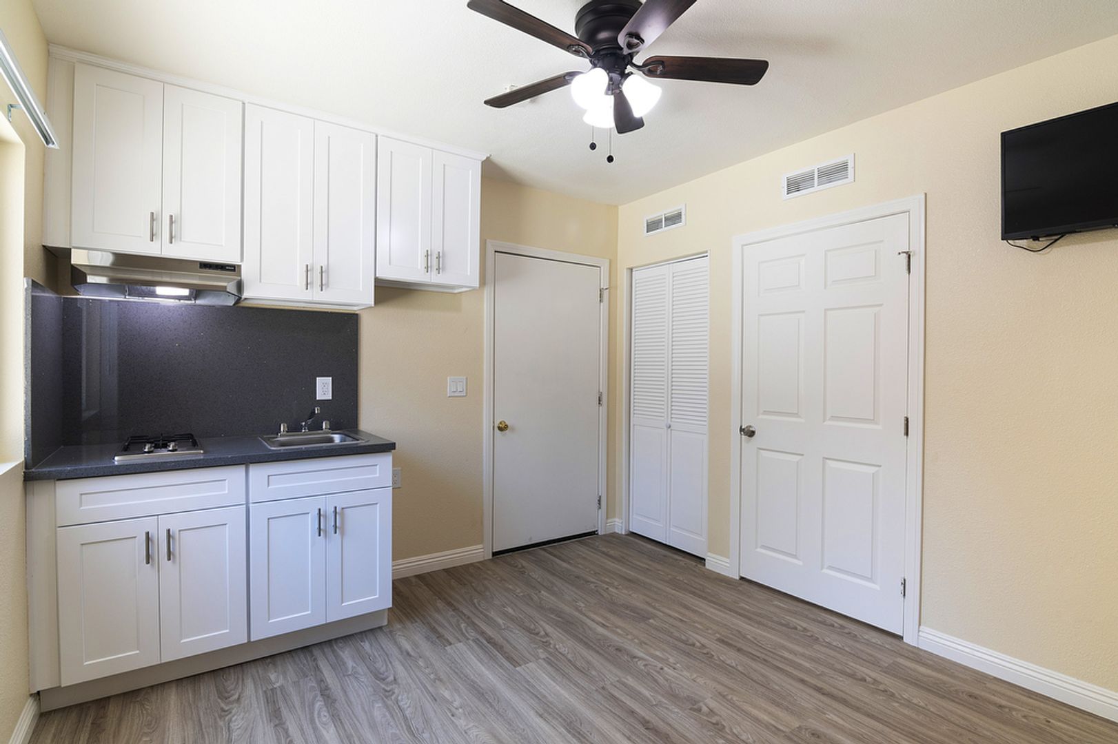 Los Angeles Apartment: 1930 S Oxford Avenue