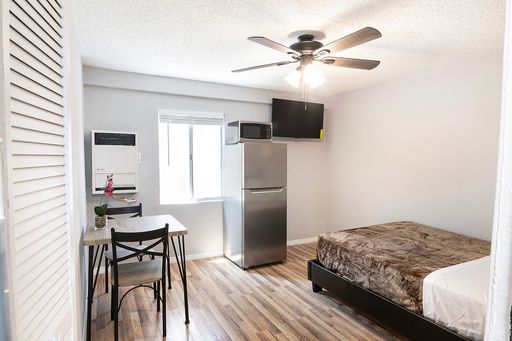 Private Room in East Los Angeles – photo 1