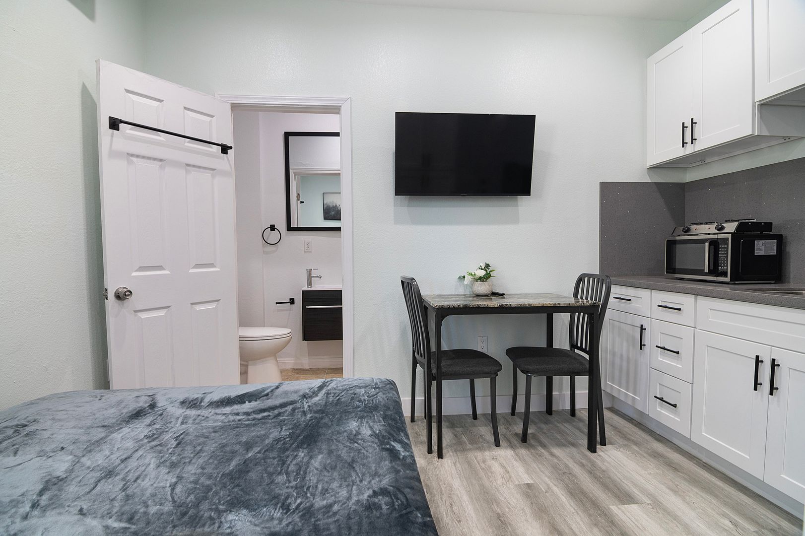 Los Angeles Apartment: 2221 Michigan Avenue