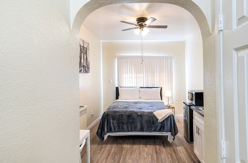 Fully Furnished & All Inclusive Studio / 1 Bath Available! – photo 1