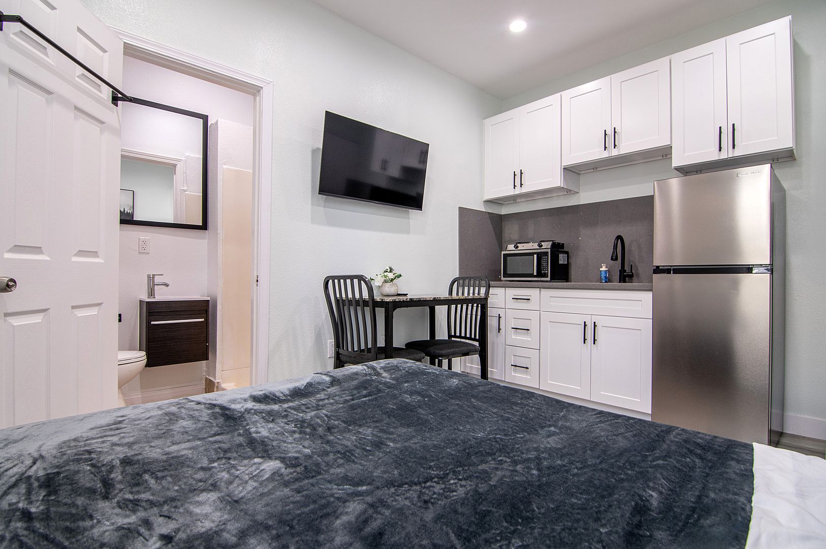 Los Angeles Apartment: 2221 Michigan Avenue