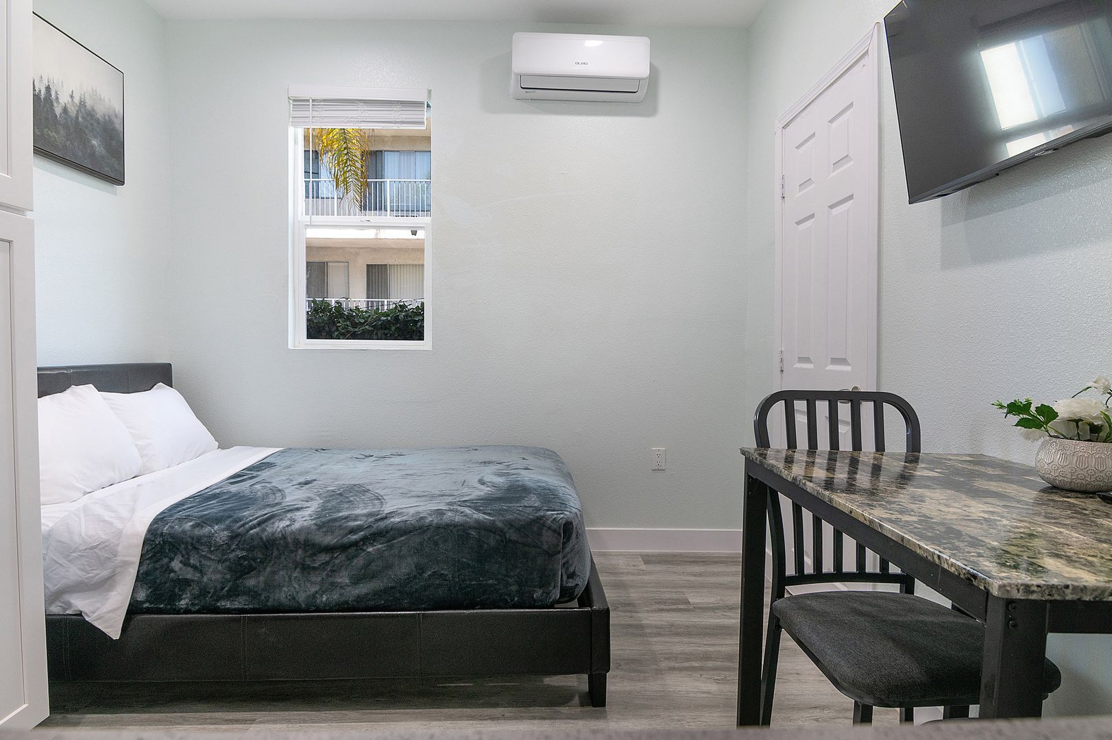 Los Angeles Apartment: 2221 Michigan Avenue