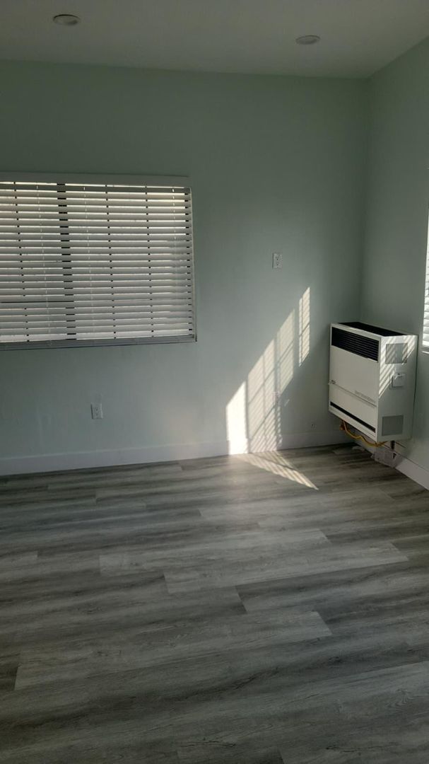 Los Angeles Apartment: 2221 Michigan Avenue