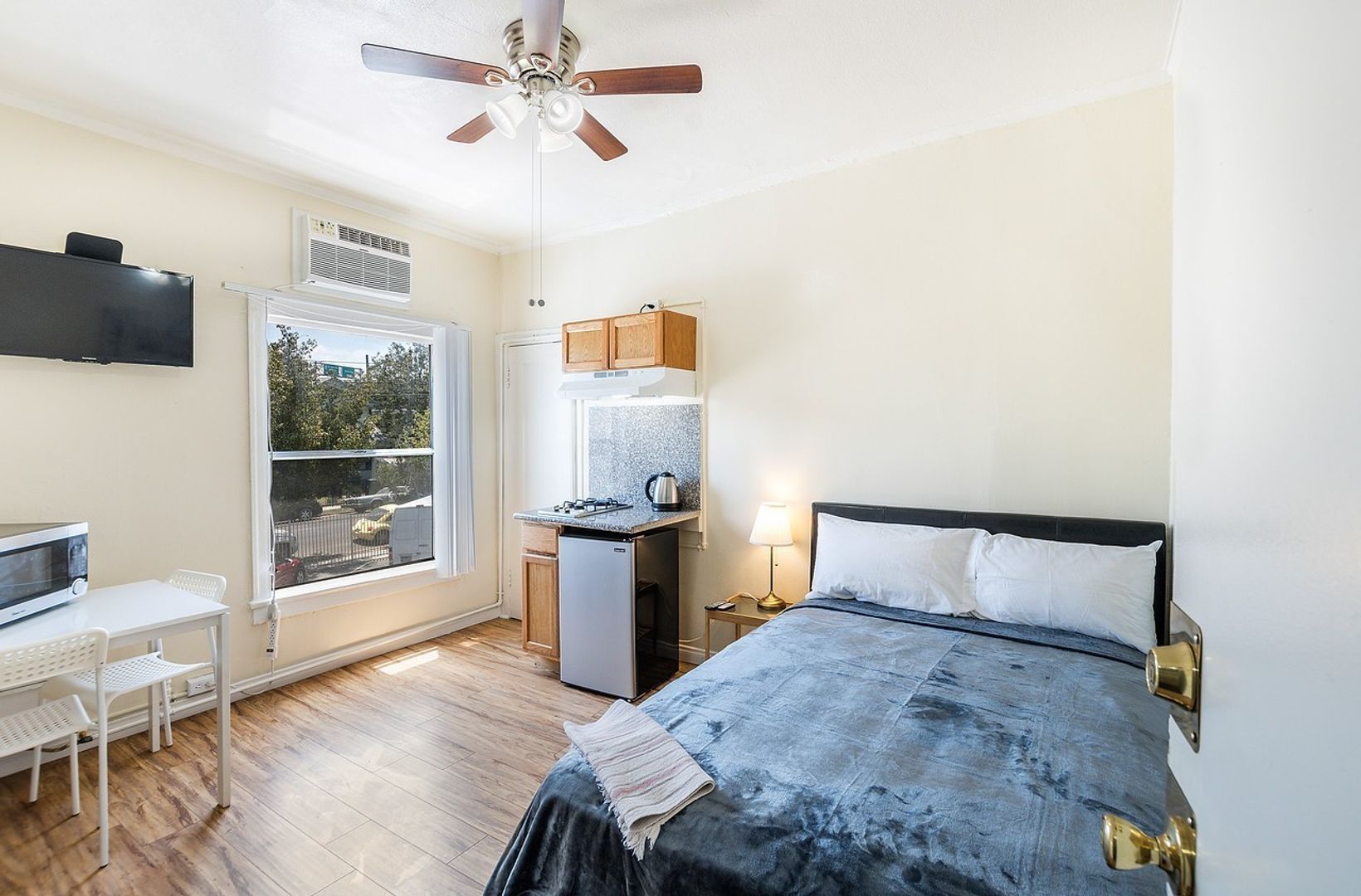 Los Angeles Apartment: 907 W. 17th St.