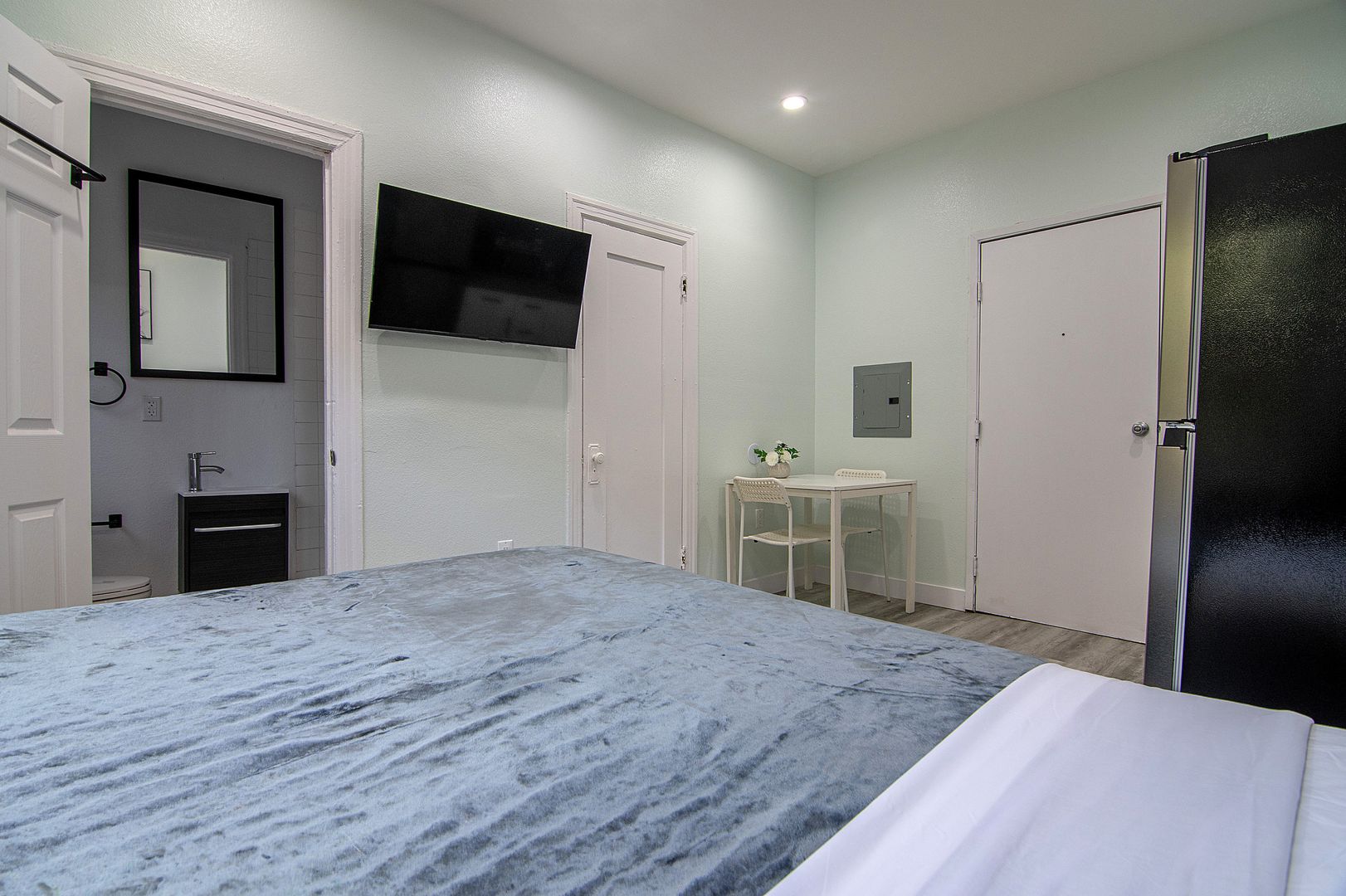 Los Angeles Apartment: 2221 Michigan Avenue