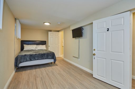 Fully Furnished Room for Rent w/ 1 Bath Available Now! – photo 1
