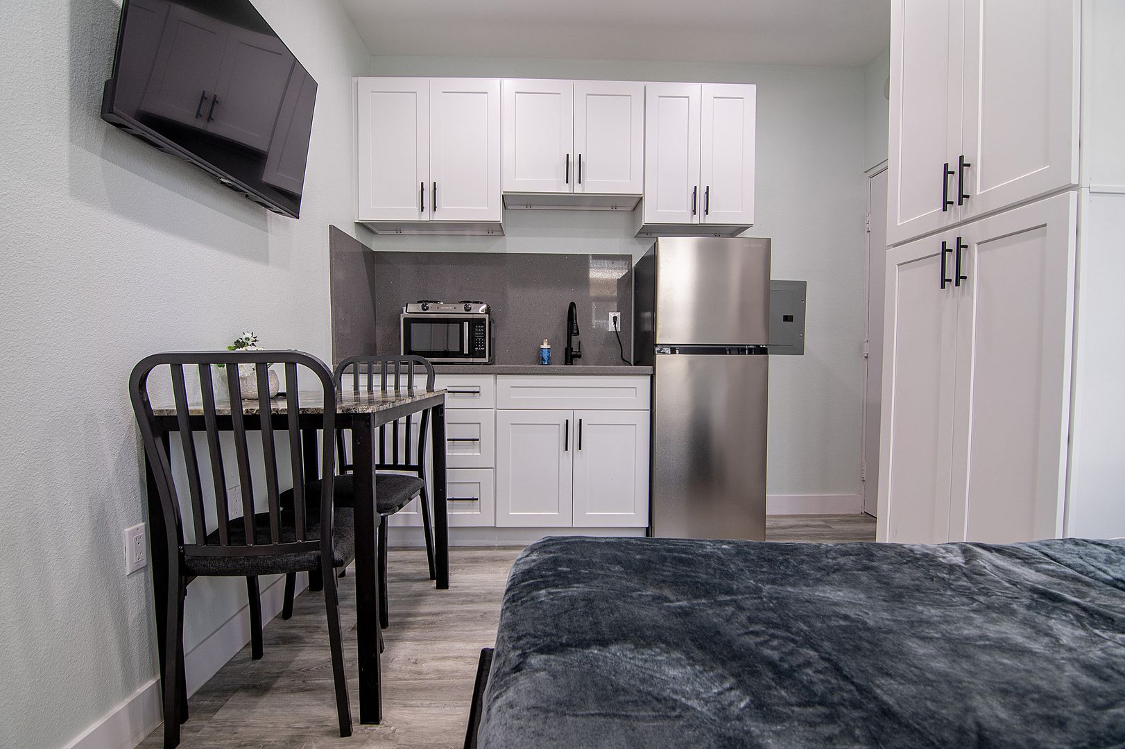 Los Angeles Apartment: 2221 Michigan Avenue