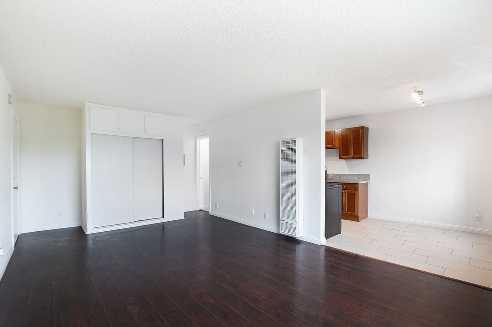 Los Angeles Apartment: 10520 S Figueroa Street