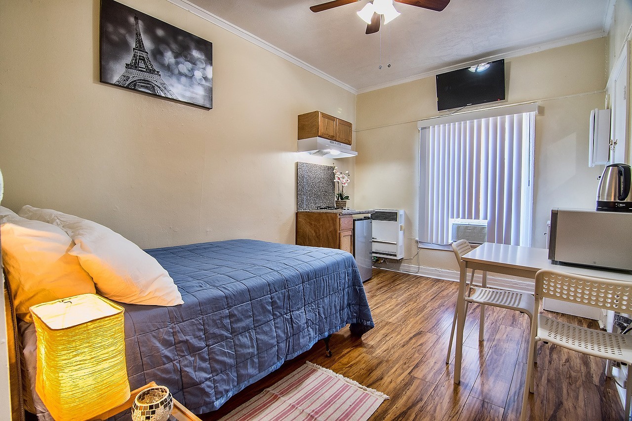 Los Angeles Apartment: 907 W. 17th St.