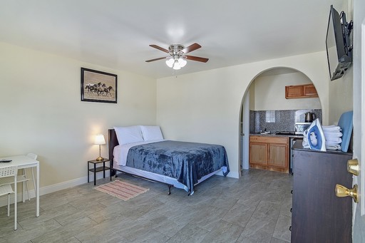 Fully Furnished Studio / 1 Bath – photo 1