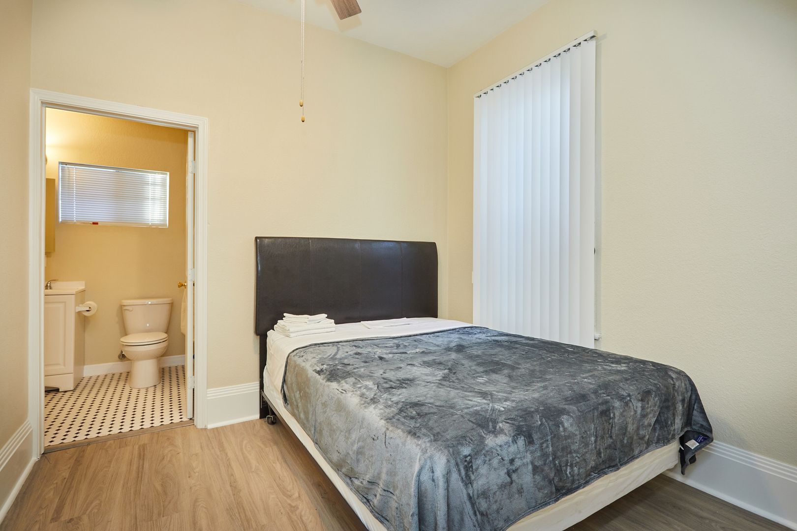 Los Angeles Apartment: 1840 W 11th Place